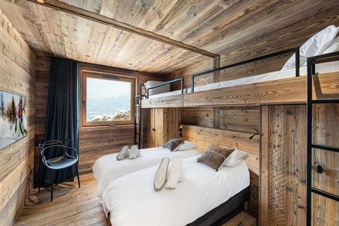 Dit luxe chalet in het dorpscentrum van Combloux biedt een prachtig uitzicht op de Mont Blanc en biedt plaats aan maximaal 10 gasten. Met vijf ruime slaapkamers, elk met een eigen badkamer en toegang tot terrassen, zorgt het voor comfort en privacy. ...