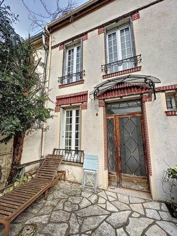 Quartier des ROCHERS - L'agence SAFTI vous propose cette CHARMANTE MAISON avec une BELLE PIÈCE DE VIE et sa CUISINE ouverte, 2 CHAMBRES au 1er étage 1 espace de 36 m2 au 2ème étage pouvant accueillir 2 chambres enfants ou 1 chambre parent avec bureau...