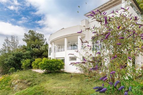 Ubicada en la encantadora ciudad de Roquebrune Cap Martin (Domaine Perceval), esta cautivadora villa está ahora a la venta. Esta rara joya fue construida en 2020. Con vistas al mar, la propiedad goza de un paisaje idílico. La villa tiene una generosa...