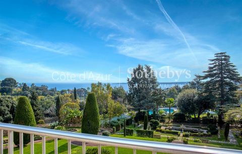 Viva en el corazón de La Californie, una zona residencial muy solicitada en Cannes: descubra este sublime apartamento ubicado en una residencia de lujo con un parque ajardinado catalogado, conserje 7/7, cancha de tenis y piscina. La vista despejada d...