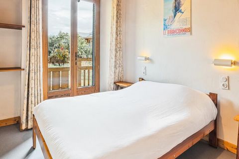 Questo spazioso appartamento per vacanze di 50 m² offre un rifugio confortevole nel cuore di Serre Chevalier, ideale per un massimo di sei persone. È dotato di un'accogliente camera da letto con letto matrimoniale, un angolo di montagna con due letti...