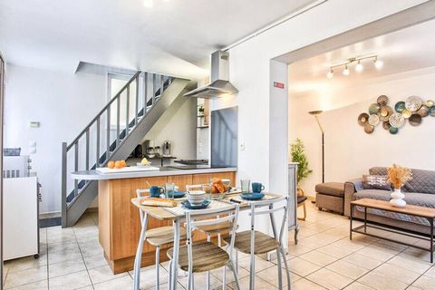 Entrez dans cette maison de ville située au cœur de la station balnéaire de Cabourg. Questa posizione di vacanza è ideale per offrirvi un soggiorno confortevole e conviviale. La maison dispone di due camere spaziose, una équipée d'un lit double (160 ...