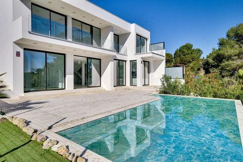 BARNES presenteert deze nieuw gebouwde moderne vrijstaande woning, gelegen tussen Sant Antoni de Calonge en Platja d'Aro, op slechts een paar minuten lopen van het strand met kristalhelder water. Het huis staat op een perceel van 683 m², met 450 m² b...