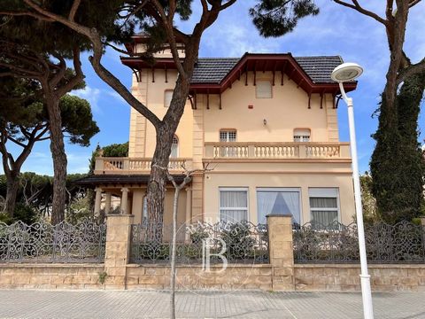 Barnes Maresme представляет этот сказочный модернистский дом. Дом, расположенный на берегу моря в элитном городке Сан-Висенс-де-Монтальт, дом с высокой исторической и патримониальной ценностью. Он расположен в нескольких метрах от эксклюзивного морск...