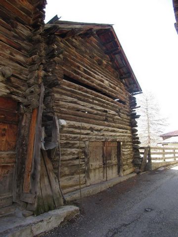 Te koop in Saint-Véran in de Hautes-Alpes (05), Speciale investeerder met een project voor de volledige rehabilitatie van een fuste en een typisch caset van Saint Véran op de plaats genaamd Le Villard. Halfvrijstaand aan één kant, deze fuste is geleg...