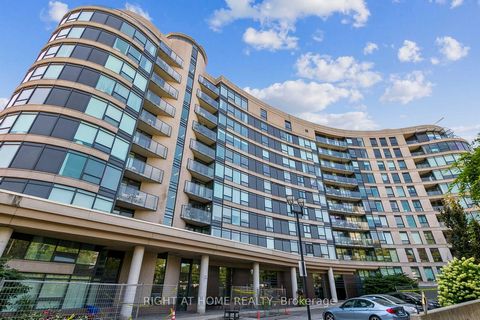 Geräumiges und helles Penthouse in Bellair Gardens mit freiem Südwest-Panoramablick auf die Skyline von Toronto! Ca. 1.223 SF 2 Bett + Den Suite mit 2 Vollbädern, 172 SF Balkon und 2 Parkplätzen (nebeneinander). Große Küche & Insel (Frühstücksbar), d...