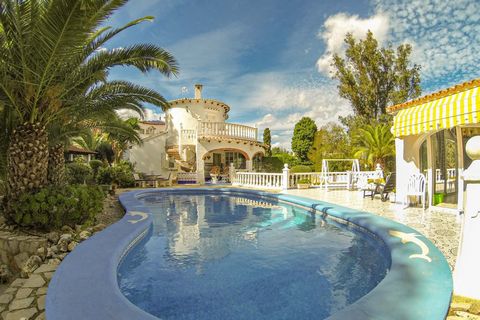 Impresionante Villa en una de las zonas más tranquilas y agradables de Denia con estupendas vistas al parque natural del Montgó y vistas al mar Una vivienda totalmente acondicionada para entrar a vivir La propiedad consta de una vivienda principal to...