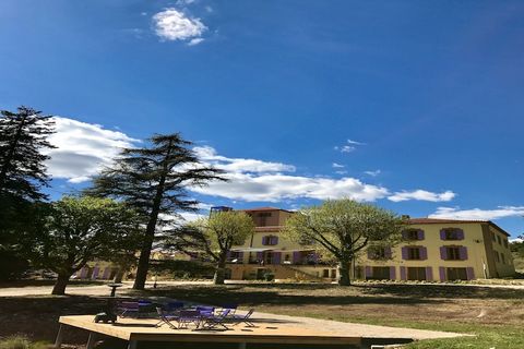 Bienvenido a Résidence Château Ferrassières, un refugio con encanto en el corazón de la región de Drôme – Provenza, famosa por sus impresionantes paisajes, campos de lavanda y el majestuoso Mont Ventoux. Esta residencia a pequeña escala, con solo 21 ...