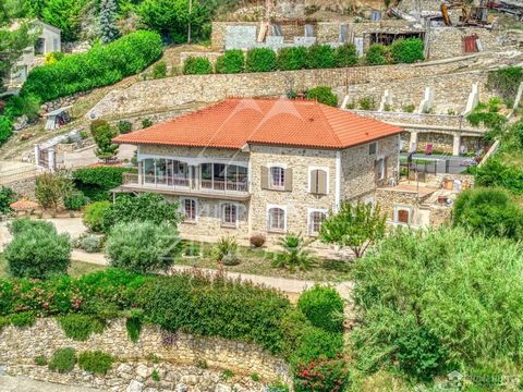 Situated on a perfectly exposed hillside in a dominant position, this attractive stone villa offers around 300m2 of living space (204m2 under the Carrez law) on 1923m2 of land. Its distinctive feature lies in the amount of space it provides: the cath...