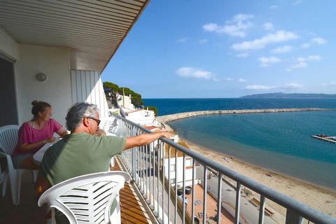 The apartament w Estartit ma 2 sypialnie i obłożenie dla 6 osób. Nocleg od 55 m² zewnętrzny, położony w plaża, Z widokiem na morze. Znajduje się w pobliżu 50 m plaży piaskowej, 150 m miasta, 200 m supermarkecie, 9 km polu golfowym 