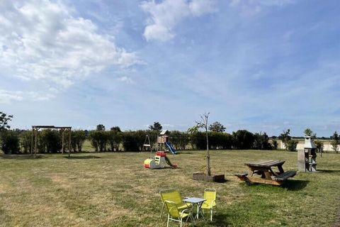 Affacciati su uno specchio d'acqua, 3 chalet indipendenti ciascuno con terrazza. Godetevi un mercato dei creatori ogni prima domenica del mese a Pierrefitte sur Loire. Piano rialzato: soggiorno (convertibile), angolo cottura, 1 camera (1 letto matrim...