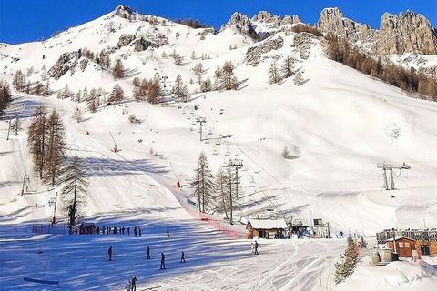 Geef uw bergvakantie in het resort Réallon een boost met dit charmante appartement met een van de beste liggingen en uitzichten van het resort. Dankzij de directe toegang tot de pistes staat u met uw voeten in de sneeuw. Deze ruime duplexaccommodatie...