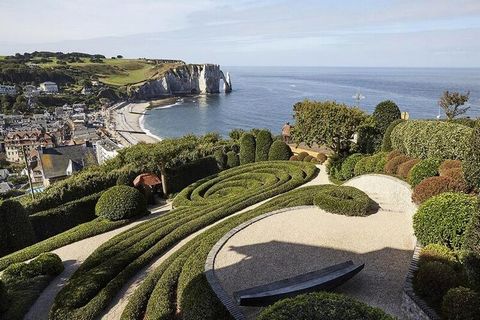 Zapraszamy do domku „La Belle Vue”! Mieszkanie zlokalizowane na ostatnim piętrze małego apartamentowca; ma wyjątkową lokalizację naprzeciwko ratusza. 350 m od plaży. Ogromny salon jest prawdziwą studnią światła dzięki dużym oknom wykuszowym, dachowi ...