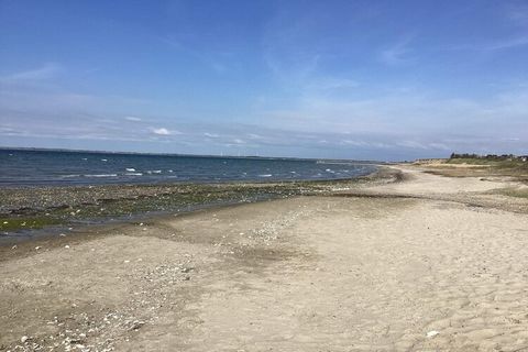 Gut gelegenes und gepflegtes Ferienhaus mit Ausblick zum nur ca. 200 m entfernten Wasser im Limfjord. Kinderfreundliche Badeufer bei Livbjerggård. Naturgrundstück mit vielen Möglichkeiten, den Urlaub aktiv im Freien zu genießen bei z.B. Ballspielen m...