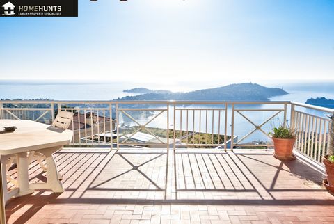 This villa located on one of Villefranche sur Mer's most sought-after avenues consists of 3 independent apartments that can easily be joined together. Firstly, on the upper floor, an apartment of 139 m2 with living room, kitchen, 3 bedrooms and terra...