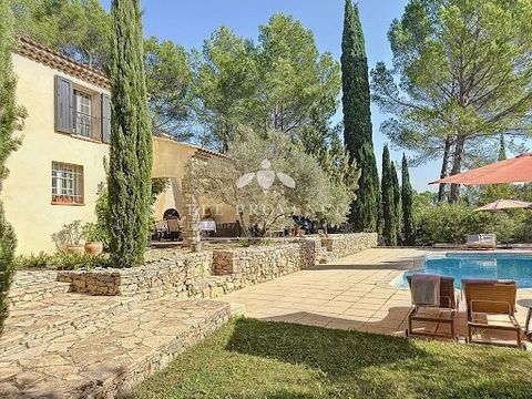 SOLE AGENT - Just a few kilometres from the lively village centre of Cotignac, this beautiful villa is surrounded by a beautiful landscape of vineyards and woods. The location offers total tranquillity, with only the sound of birds and crickets in th...