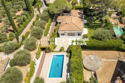 Nichée au cœur de Mougins, à quelques pas du pittoresque vieux village, cette demeure de plain-pied est l'alliance parfaite entre modernité et charme provençal. Laissez-vous séduire par son salon généreux et lumineux de 163 m² où les baies vitrées s'...