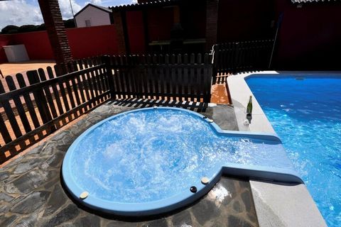 Ces bungalows luxueux avec jacuzzi et piscine privée offrent une évasion sereine à Conil de la Frontera. Chaque bungalow de 40 m² dispose de trois chambres avec cinq lits, pouvant accueillir confortablement les familles ou les petits groupes. Les int...