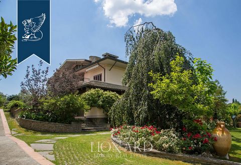 Cette villa de luxe récemment construite avec piscine est à vendre dans une région légèrement vallonnée à quelques kilomètres de Arezzo; la surface de la propriété est d'environ 1000 mètres carrés et est actuellement divisée en deux unités résid...