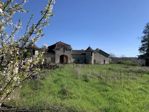 This 19th century property needs some work to bring it back to life and exploit its full potential. Thanks to the number of outbuildings, it would be ideal for an equestrian estate, a venue for events or simply for a family looking for peace and quie...