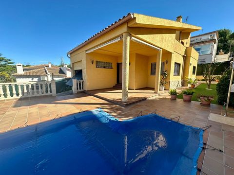 House/Chalet → House in El Vendrell Oasis area, 240.00 m. of surface, 600 m. plot area, 10.00 m2 kitchen, 25.00 m2 dining room, 13.00 m2 terrace, 5 m. from the beach, one double bedroom and 2 single bedrooms, 2 bathrooms, property in good condition, ...