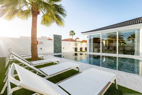 Excellent villa for sale in the prestigious location of Callao Salvaje. This modern and splendid villa, developed on one floor, offers an exclusive residence for those seeking maximum comfort and total privacy. The villa offers three spacious double ...