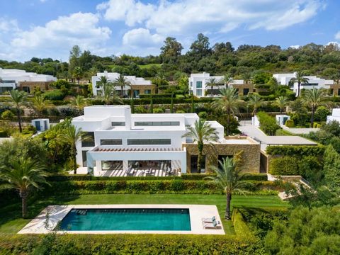 GADAIT International bietet Ihnen die seltene Chance, Eigentümer einer Luxusvilla in einem beliebten Golfkomplex zu werden. Diese Villa, die modernen Komfort und zeitgenössischen Stil vereint, bietet Ihnen ein außergewöhnliches Lebensumfeld am Rande ...