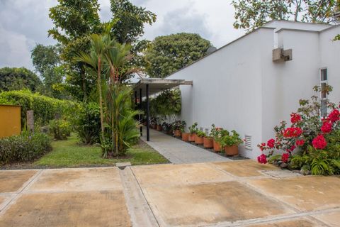 Imagina despertar con el canto de las aves, el murmullo del agua y el aroma de la naturaleza. Esta espectacular casa de 550m² en un lote de 3.000m² te ofrece ese sueño. Con 3 habitaciones, cada una con baño privado y acceso a terrazas con vistas pano...