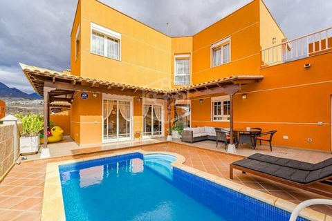 Fantastic detached villa for sale at the entrance to Los Cristianos in the Mesetas del Mar complex. 200 m2 inside distributed in 4 bedrooms, 3 bathrooms, a spacious living room, separate kitchen, a terrace with a partial ocean view, a terrace with sw...