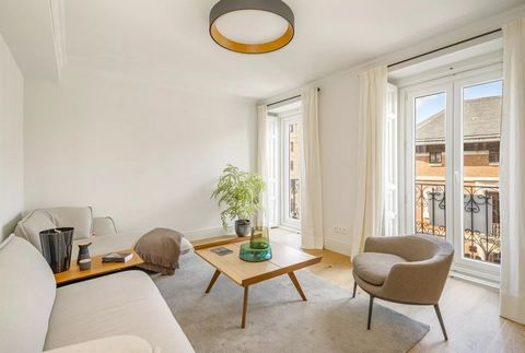 Barnes Madrid presenteert deze exclusieve gloednieuwe buitenflat, gelegen in een elegant klassiek gebouw uit 1900 met lift, in het hart van Justicia, een van de meest prestigieuze wijken van Madrid. Met 145m² combineert dit appartement de charme van ...