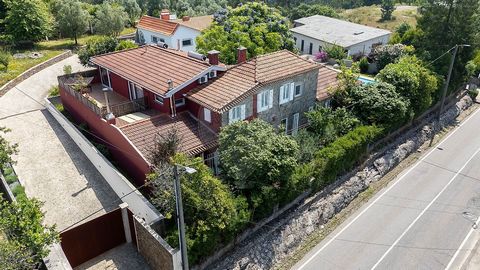 Moradia T6 com piscina, inserida num terreno de 1983m2, nos arredores do Porto Boas áreas, decoração sóbria, de bom gosto e  um toque clássico Sala ampla com imensa luz natural e uma ligação harmoniosa do interior com o espaço exterior - pátio, jardi...