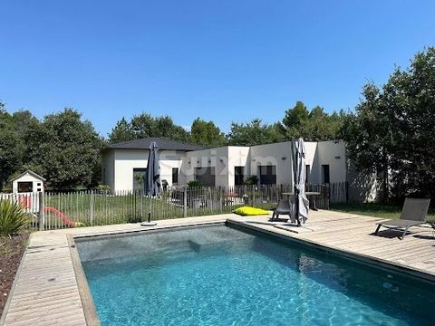 REF 598GG Region Valréas, a superb contemporary house of 133 m² of living space offering a peaceful and warm living environment... Discover a decidedly modern and comfortable property due to its amenities: Electric gate opening and direct access to t...