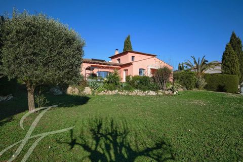 Discover this Provencal villa set in a cul-de-sac in a quiet residential area of Mougins, in a dominant position with uninterrupted views. Facing South, this beautifully renovated 193 m2 villa offers on the ground floor a large living/dining room and...