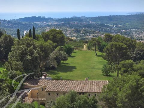 Exklusivé Dieses luxuriöse Steinhaus verkörpert die perfekte Kombination aus Eleganz und Charme. Es liegt in der Nähe des malerischen Dorfes Saint-Paul de Vence, inmitten eines privaten, diskreten Anwesens und bietet einen majestätischen Blick auf da...