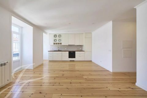 Apartment | 3 suites | 163m2 | lots of light | Chiado, Lisbon This wonderful fully renovated apartment, located in the heart of Lisbon's Chiado district, offers 3 suites on 165 m², ideal for those looking for comfort and modernity. The apartment is e...