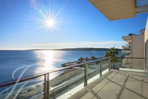 Ideally located on the 5th and top floor of a luxury residence in the highly sought-after Palm Beach district, this beautiful 125 m² apartment boasts a 40 m² terrace overlooking the sea and the island of Sainte Marguerite. Entirely renovated with top...