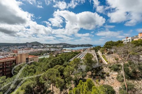 These modern apartments are being built in Santa Ponsa. They have fantastic panoramic views of Santa Ponsa and the golf course, with east-south-west orientation and beautiful terraces of 18 m2 to fully enjoy the Mediterranean lifestyle. The apartment...