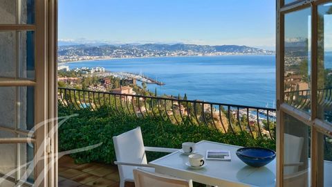 Located in a sought-after, secure estate in Théoule-sur-Mer, just 5 minutes from the shops, this family home offers splendid views over the Bay of Cannes and the Lérins Islands. With approx. 272 m² of living space, the first floor comprises an entran...