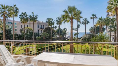 In a luxury residence on the Croisette, this attractive 4-room apartment offers a beautiful view of the park and the sea. With a surface area of approx. 124.16 m², it comprises an entrance hall, living room with open-plan fitted kitchen, master bedro...