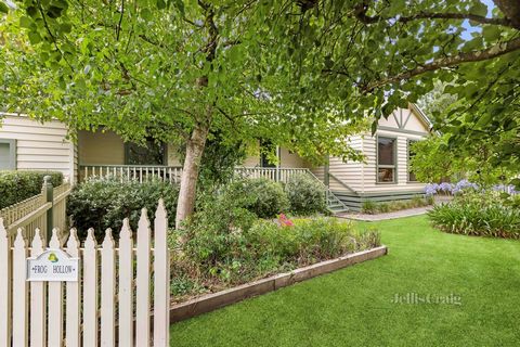 Ruhig am Ende einer ruhigen Sackgasse gelegen, bietet dieses charmante Haus mit Wetterbrett inmitten eines herrlichen Bauerngartens einen herrlichen Blick über das beliebte Five Mile Creek Wanderwegreservat in Richtung Mount Macedon. Genießen Sie den...