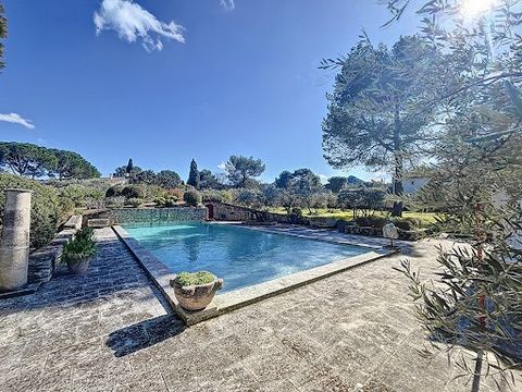 Exceptional farmhouse in Saint-Rémy-de-Provence? Breathtaking view of the Alpilles. The Nestenn agency in Saint-Rémy-de-Provence is delighted to present this sumptuous farmhouse of 350 m², located just a 15-minute walk from the city center, in the he...