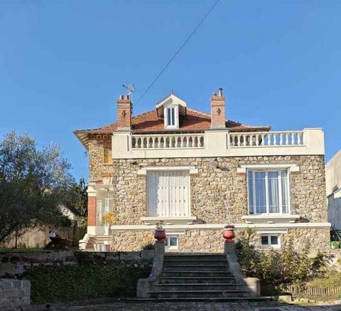 Dans la commune de Montsoult, proche de la fôret et pour les amoureux des demeures au cachet unique; l'agence BCN vous propose cette maison bourgeoise de 1914, qui saura vous séduire par son authenticité et ses prestations. Située dans un environneme...