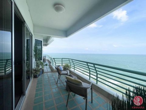 Prijs verlaagd van 16.85m naar 14.9m baht ***** Mis deze kans niet! Een ruime unit met 3 slaapkamers en zeezicht in Adamas Condominium, een van de weinige hoogbouwappartementen aan het strand in Hua Hin, staat te koop. Belangrijkste details: Gelegen ...