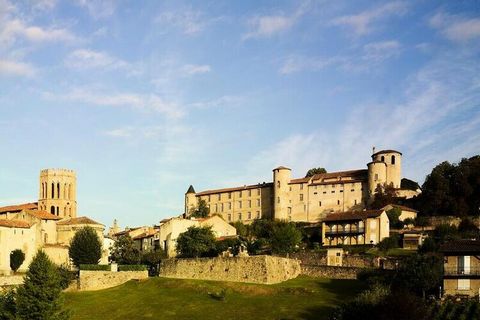 A las puertas del Parque Natural Regional de los Pirineos de Ariège, Saint-Lizier le invita a vivir una aventura histórica llena de descubrimientos. Déjate sorprender por las magníficas vistas panorámicas de las curvas de las calles típicas de una ci...