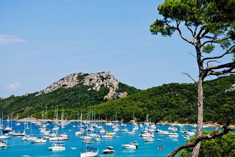 Located on the Saint-Mandrier peninsula, the Résidence Le Cap Azur**** benefits from an exceptional location in the heart of the Var. In the sunniest region of France and on the edge of the Mediterranean Sea, you will discover all the charm of the Cô...