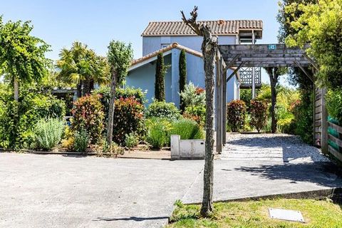 Descubra un rincón del paraíso en Oasis les Jardins, una idílica residencia de vacaciones situada a sólo 800 metros de la magnífica costa atlántica y a 2,5 km de la primera playa de arena, Plage de Tanchet. A sólo 5 km del bullicioso centro de Les Sa...