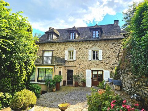 A Belcastel, un des plus beaux villages de France, charmante propriété à découvrir comprenant une maison d'habitation, une grange, 1 gîte, un hangar ainsi qu'un terrain de plus de 1 ha au pied de la rivière ! La maison en pierres se compose de 8 cham...