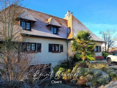 Venez découvrir cette belle maison d'architecte de 196m2 au calme, sortie de Caen, à qq minutes du périph ouest, A84 et axe Caen-Bayeux, proche commerces écoles multisport bus Twisto Twisto Flex, sur terrain paysager clos de 2100m2 à l’abri des regar...