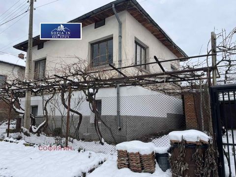 We bring to your attention a single-family brick house with plumbing, its own septic tank and electricity in the village of Palatovo, municipality of Palatovo. Dupnitsa. The village of Palatovo is located 5 km from the road junction of the Struma Mot...