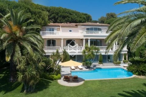 Located within an exclusive estate on Pampelonne Beach, this sumptuous property offers private access to the sea and breathtaking ocean views. Combining elegance and character, this exceptional residence features a living room, dining room, equipped ...